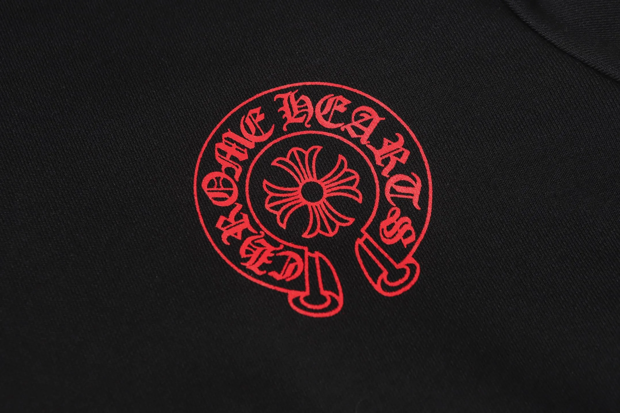 P240 Cross-border model, please do not place an order if you are pursuing quality - Chrome Hearts/Chrome Hearts Horseshoe Sanskrit printed hooded sweatshirt - High weight, high density and high quality. The wool is soft, delicate and skin-friendly. Soft and silky to the touch. Excellent warmth and skin-friendly properties. - Custom-woven and custom-dyed. No color difference. No matter the fabric or workmanship details, it is better than the ordinary version on the market. - Hardware and zipper accessories are all customized. Full of details - Color: black - Size: S M L XL